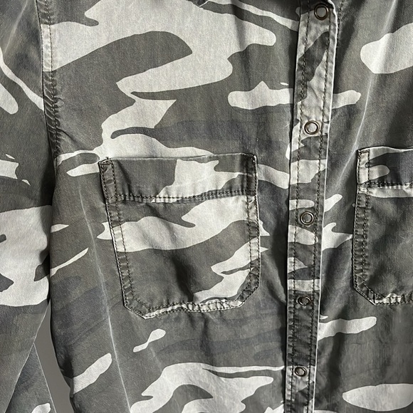 Express Camo Snap Shirt EUC - Picture 5 of 10
